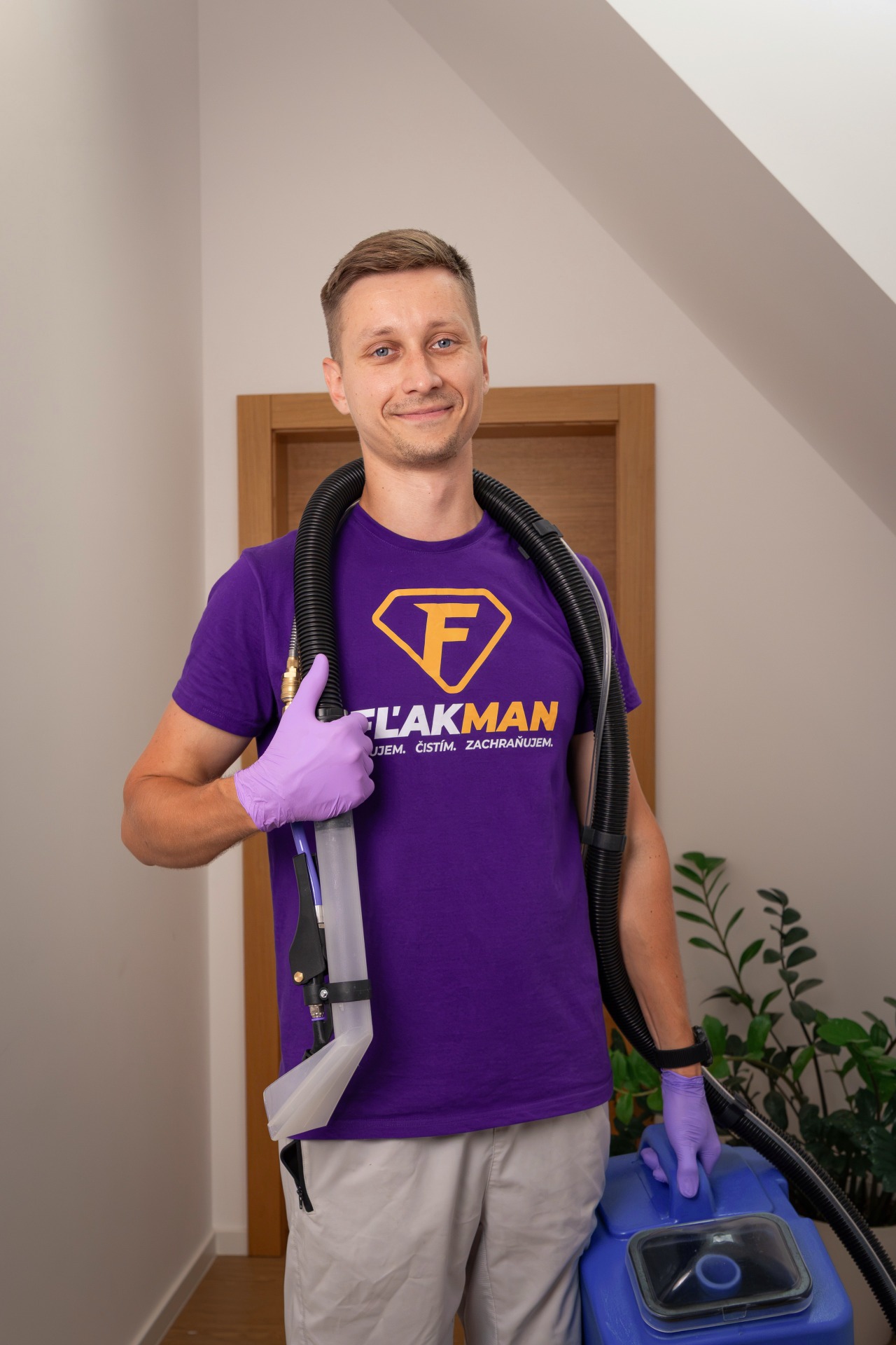Portrétová fotka FĽAKMANA. Profesionálna fotografia v pracovnom odeve a s tepovačom v ruke.